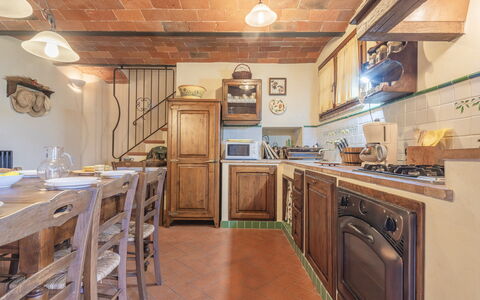 Casa Viola Pool, Wifi, Montaione: Mobilia, Cucina, Interior Design, Controsoffitto, Pavimentazione, Legna, Cabinetry, Soffitto, Pavimento, Elettrodomestico Da Cucina
