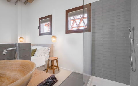 Belmonte Spereto Apartment With Pool, Montaione: Interior Design, Pavimentazione, Pavimento, Parete, Legna, Idraulico Fixture, Soffitto, Illuminazione, Lampada, Bagno