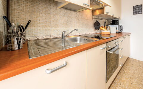 Lory House: Cucina, Controsoffitto, Elettrodomestico Da Cucina, Apparecchio Major, Pavimentazione, Lavandino Della Cucina, Interior Design, Idraulico Fixture, Cabinetry, Pavimento