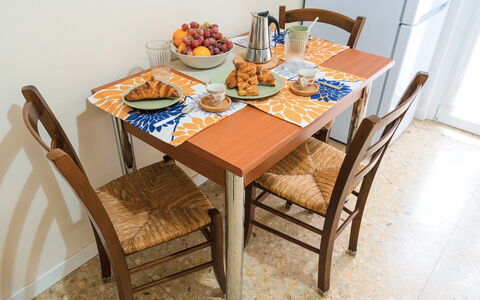 Lory House: Mobilia, Legna, Sala Da Pranzo, Tavolo, Cucina & Sala Da Pranzo Tavolo, Sedia, Tavola, Pavimentazione, Pavimento, Color Legno
