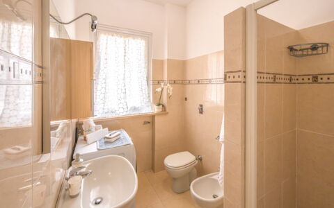 Lory House: Pavimentazione, Interior Design, Idraulico Fixture, Bagno, Pavimento, Lavello, Lavandino Del Bagno, Camera, Rubinetto, Idraulico