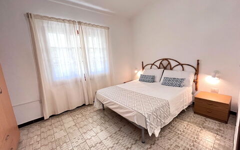 Villasimius 674: Letto, Mobilia, Pavimento, Camera Da Letto, Pavimentazione, Interior Design, Lenzuolo, Bedding, Legna, Soffitto