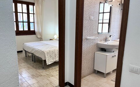 Villasimius 674: Pavimento, Parete, Interior Design, Pavimentazione, Legna, Mobilia, Camera Da Letto, Letto, Appartamento, Illuminazione