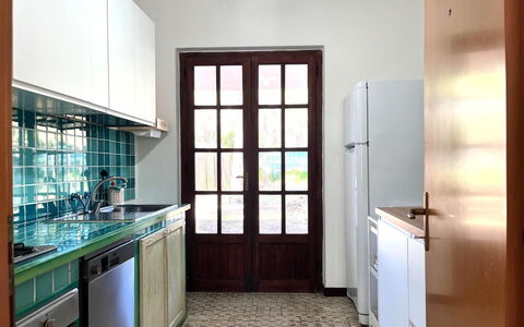 Villasimius 674: Cucina, Pavimentazione, Interior Design, Pavimento, Controsoffitto, Legna, Mobilia, Elettrodomestico Da Cucina, Lavello, Cabinetry