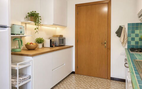 Villasimius 674: Elettrodomestico Da Cucina, Cucina, Controsoffitto, Cabinetry, Apparecchio Major, Pavimentazione, Interior Design, Legna, Mobilia, Pavimento