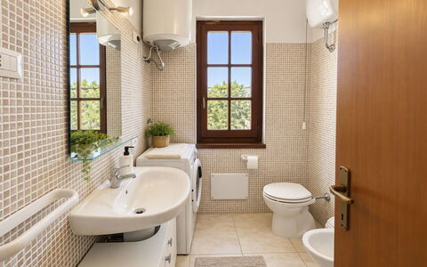Villasimius 674: Idraulico Fixture, Bagno, Lavandino Del Bagno, Interior Design, Toilet Seat, Gabinetto, Pavimentazione, Lavello, Pavimento, Rubinetto