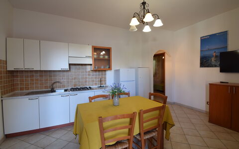 Residenza Agnese Sardegna: Pavimentazione, Mobilia, Interior Design, Pavimento, Cucina & Sala Da Pranzo Tavolo, Tavolo, Camera, Soffitto, Controsoffitto, Cucina