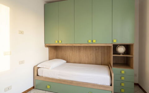 Jai Jai: Mobilia, Interior Design, Legna, Pavimentazione, Pavimento, Camera Da Letto, Camera, Letto, Illuminazione, Scaffalature