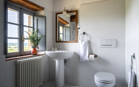 In the Heart of Chianti, Pool, Wifi, View - Lillia: Idraulico Fixture, Lavandino Del Bagno, Interior Design, Bagno, Idraulico, Rubinetto, Lavello, Camera, Specchio, Lampada