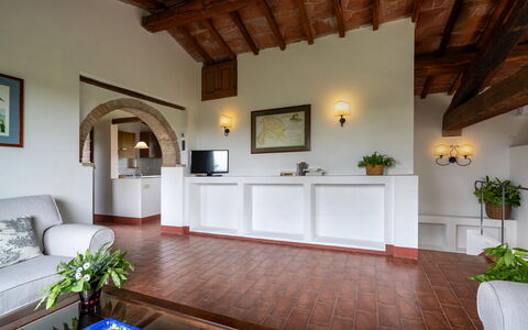 In the Heart of Chianti, Pool, Wifi, View - Lillia: Mobilia, Interior Design, Soffitto, Pavimentazione, Pavimento, Illuminazione, Camera, Cornice, Casa, Soggiorno