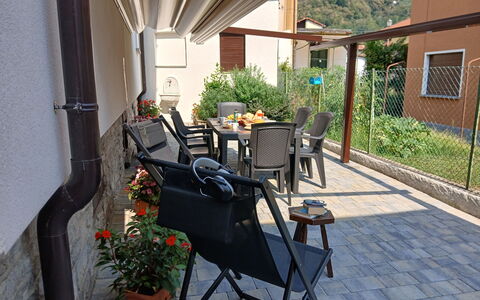 Irene: Mobilia, Sedia, Mobili Da Esterno, Shade, Portico, Balcone, Vaso Di Fiori, Pianta Della Casa, Tavolo Esterno, Struttura Esterna