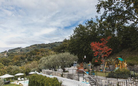 Villa Vernazza: Albero, Paesaggio, Primavera, Hill Station, Giardino, Recinzione, Vacanza, Landscaping, Parco, Giardino Botanico
