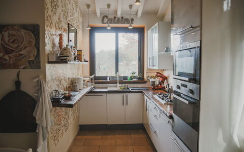 Villa Vernazza: Cucina, Controsoffitto, Elettrodomestico Da Cucina, Interior Design, Mobilia, Apparecchio Major, Cabinetry, Legna, Pavimentazione, Camera