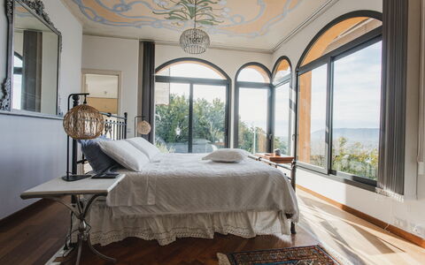 Villa Vernazza: Mobilia, Letto, Interior Design, Camera Da Letto, Bedding, Lenzuolo, Biancheria, Pavimento, Illuminazione, Telaio Del Letto