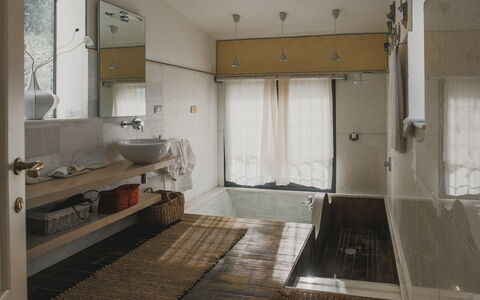 Villa Vernazza: Interior Design, Parete, Idraulico Fixture, Pavimentazione, Pavimento, Bagno, Lavandino Del Bagno, Soffitto, Lavello, Rubinetto