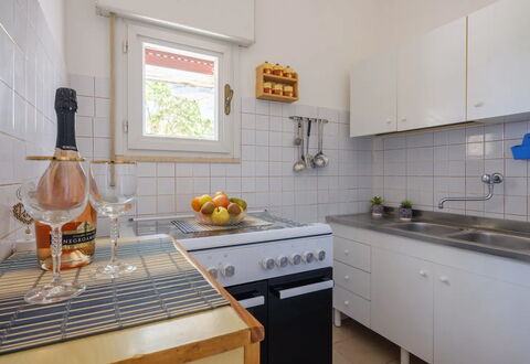 Casa Castiglione With Balcony: Cucina, Elettrodomestico Da Cucina, Controsoffitto, Apparecchio Major, Pavimentazione, Interior Design, Mobilia, Pavimento, Elettrodomestico, Lavandino Della Cucina