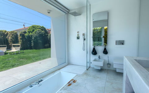 Villa Rosa Del Mare: Pavimentazione, Idraulico Fixture, Interior Design, Pavimento, Bagno, Materiale Composito, Idraulico, Rubinetto, Piastrella, Vasca Da Bagno