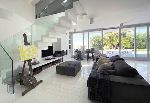 Villa Rosa Del Mare: Interior Design, Mobilia, Pavimentazione, Pavimento, Divano, Soffitto, Soggiorno, Casa, Tavolo, Appartamento