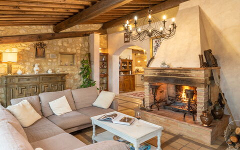 Villa L'elsa Beautiful Country Home With View: Mobilia, Interior Design, Parete, Pavimentazione, Soffitto, Divano, Pavimento, Soggiorno, Tavolo, Sedia