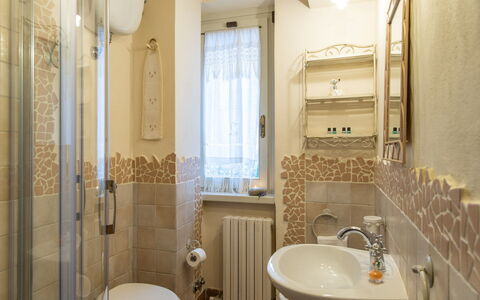 Villa L'elsa Beautiful Country Home With View: Bagno, Lavandino Del Bagno, Interior Design, Idraulico Fixture, Parete, Pavimentazione, Lavello, Pavimento, Rubinetto, Idraulico