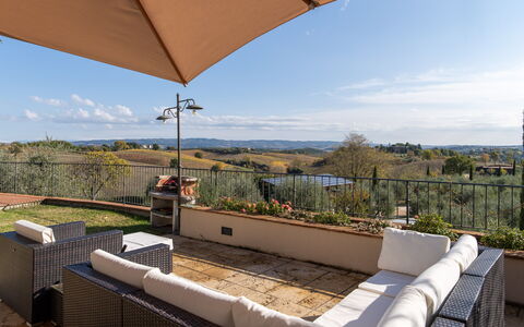 Villa L'elsa Beautiful Country Home With View: Mobilia, Sedia, Tavolo, Mobili Da Esterno, Shade, Tavolo Esterno, Eco Hotel, Cucina & Sala Da Pranzo Tavolo, Terrazza, Balcone