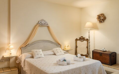 Villa L'elsa Beautiful Country Home With View: Mobilia, Interior Design, Letto, Camera Da Letto, Parete, Legna, Pavimento, Bedding, Pavimentazione, Lenzuolo