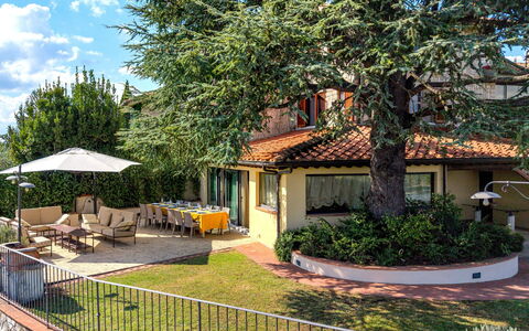 Villa Elsa di Bibbiano Pool, Sauna and View: Casa, Giardino, Eco Hotel, Shade, Estate, Hacienda, Balcone, Landscaping, Villa, Cortile