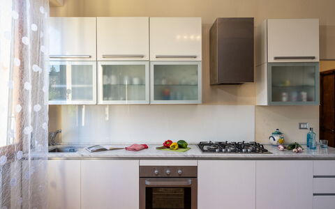 Casamia Tuscan Oasis: 4Br Panoramic Penthouse, Sky: Cucina, Elettrodomestico Da Cucina, Apparecchio Major, Controsoffitto, Cabinetry, Interior Design, Legna, Mobilia, Elettrodomestico, Pavimentazione