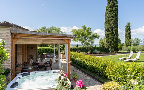 Capanna Di Elfo: Piscina, Arbusto, Giardino, Mobilia, Ricorrere, Vaso Di Fiori, Mobili Da Esterno, Eco Hotel, Cortile
