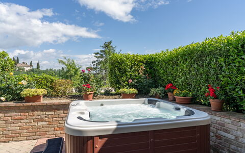 Capanna Di Elfo: Piscina, Vaso Di Fiori, Ricorrere, Giardino, Vasca Da Bagno, Eco Hotel, Idraulico Fixture, Tempo Libero, Pianta Della Casa
