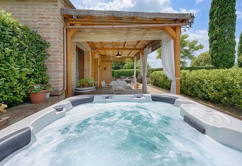 Capanna Di Elfo: Piscina, Ricorrere, Mobilia, Vaso Di Fiori, Eco Hotel, Tempo Libero, Pianta Della Casa, Mobili Da Esterno, Vasca Da Bagno