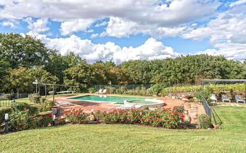 Dimora Di Castroncello: Piscina, Giardino, Ricorrere, Landscaping, Prato, Parco, Shade, Cortile, Backyard, Eco Hotel