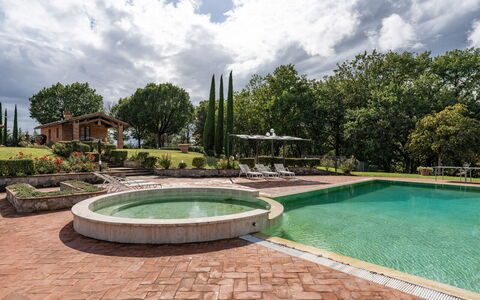 Dimora Di Castroncello: Albero, Arbusto, Paesaggio, Giardino, Giochi D'Acqua, Piscina, Landscaping, Fontana, Estate, Backyard