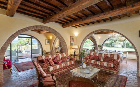 Dimora Di Castroncello: Mobilia, Interior Design, Soffitto, Divano, Pavimentazione, Camera, Pavimento, Illuminazione, Tavolo, Soggiorno