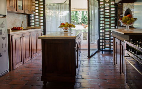 Dimora Di Castroncello: Mobilia, Pavimentazione, Interior Design, Pavimento, Legna, Illuminazione, Controsoffitto, Camera, Color Legno, Cucina