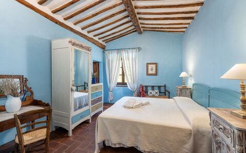 Podere Lorena, Charming Tuscan Farmhouse: Mobilia, Letto, Camera Da Letto, Pavimentazione, Interior Design, Pavimento, Tessile, Bedding, Lenzuolo, Biancheria