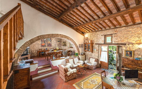 Podere Lorena, Charming Tuscan Farmhouse: Mobilia, Parete, Interior Design, Sedia, Casa, Pavimentazione, Tavolo, Soffitto, Muro ​​Di Pietra, Soggiorno