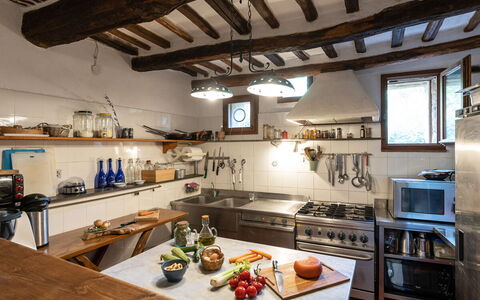 Podere Lorena, Charming Tuscan Farmhouse: Cucina, Mobilia, Controsoffitto, Interior Design, Legna, Elettrodomestico Da Cucina, Soffitto, Pavimentazione, Illuminazione, Camera