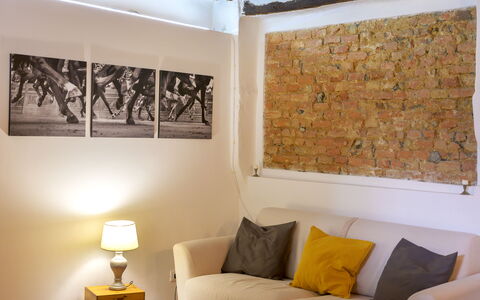 The Silent Courtyard Retreat: Spacious 2-Bedroom S: Parete, Interior Design, Mobilia, Pavimentazione, Camera, Casa, Pavimento, Soggiorno, Illuminazione, Divano