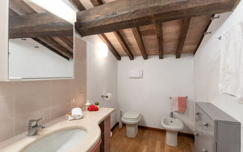 Casale del Timignano, Private Villa with Huge Gard: Parete, Idraulico Fixture, Pavimentazione, Lavello, Bagno, Pavimento, Interior Design, Soffitto, Lavandino Del Bagno, Rubinetto
