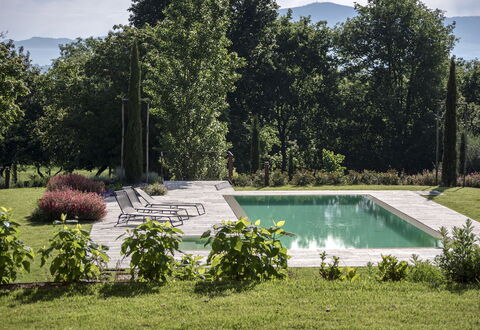 Villa Cortona: Arbusto, Giardino, Piscina, Landscaping, Backyard, Shade, Prato, Flagstone, Cortile, Mobili Da Esterno