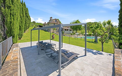 La Dimora del Chianti Dimora: Stunning Tuscan Ston: Materiale Composito, Mobilia, Shade, Mobili Da Esterno, Giardino, Struttura Esterna, Calcestruzzo, Landscaping, Flagstone, Pergola