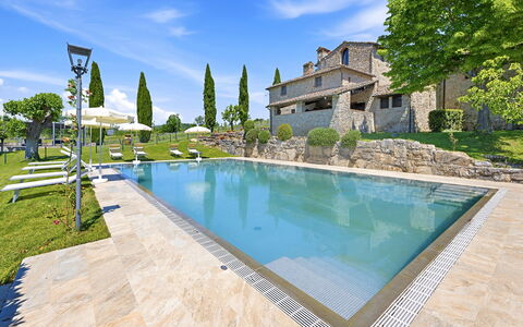 La Dimora del Chianti Dimora: Stunning Tuscan Ston: Blu, Piscina, Estate, Ricorrere, Mobili Da Esterno, Terme, Villa, Eco Hotel, Giochi D'Acqua, Hacienda