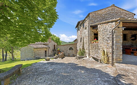 La Dimora del Chianti Dimora: Stunning Tuscan Ston: Parete, Costruzione, Casa, Architettura, Area Rurale, Paesaggio, Muro ​​Di Pietra, Casa, Tetto, Villetta