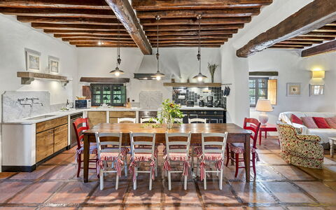 La Dimora del Chianti Dimora: Stunning Tuscan Ston: Mobilia, Interior Design, Pavimentazione, Legna, Soffitto, Pavimento, Tavolo, Sedia, Cucina, Illuminazione
