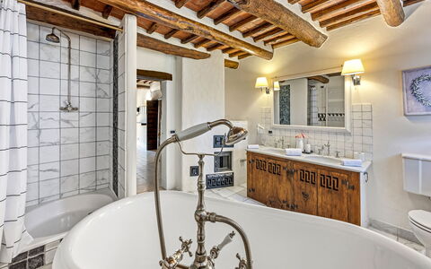 La Dimora del Chianti Dimora: Stunning Tuscan Ston: Idraulico Fixture, Casa, Rubinetto, Idraulico, Lampada, Bagno, Lavello, Hotel, Cabinetry