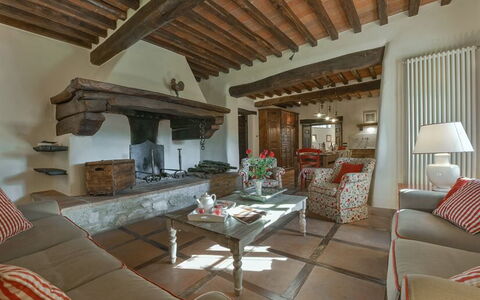 La Dimora del Chianti Dimora: Stunning Tuscan Vill: Mobilia, Parete, Pavimentazione, Interior Design, Casa, Camera, Pavimento, Soggiorno, Soffitto, Illuminazione