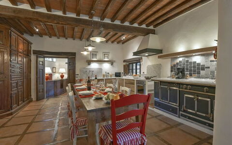 La Dimora del Chianti Dimora: Stunning Tuscan Vill: Mobilia, Cucina, Interior Design, Pavimentazione, Controsoffitto, Cabinetry, Legna, Elettrodomestico Da Cucina, Soffitto, Pavimento