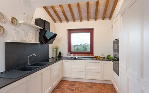 Marielena Authentic Chianti Retreat: Panoramic Vie: Cucina, Controsoffitto, Interior Design, Pavimentazione, Elettrodomestico Da Cucina, Cabinetry, Legna, Mobilia, Pavimento, Casa