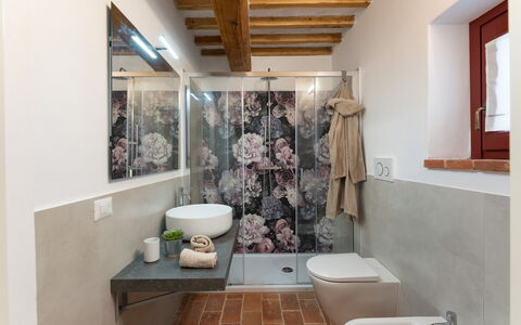 Marielena Authentic Chianti Retreat: Panoramic Vie: Idraulico Fixture, Interior Design, Pavimentazione, Bagno, Pavimento, Lavello, Rubinetto, Lavandino Del Bagno, Idraulico, Casa